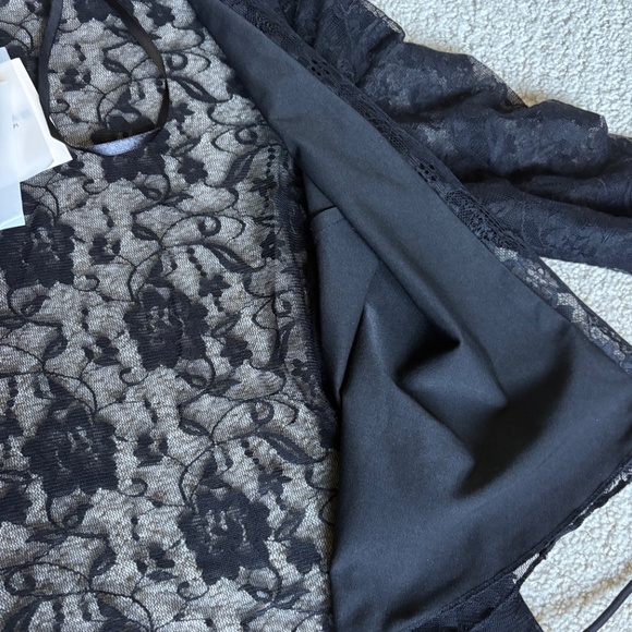 Superdown Anahi Wrap lace top black Small - Picture 7 of 12
